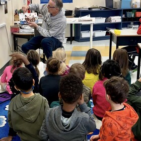 enseignant qui fait la lecture à un groupe