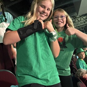 deux élèves souriantes aux célébrations du 25 septembre à la place TD